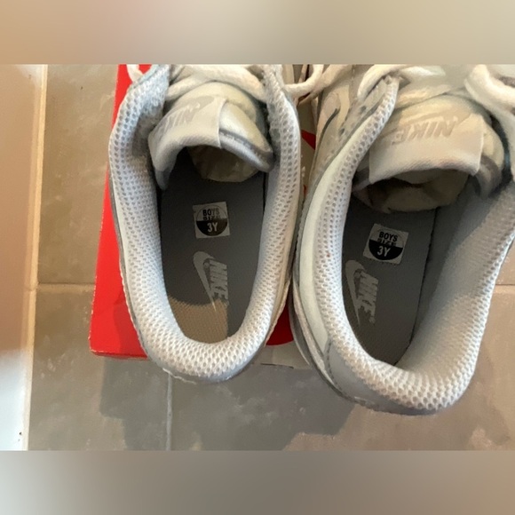 Nike Dunk Low kid size 3y
Two-Toned Grey (GS) sneakers - Picture 4 of 16